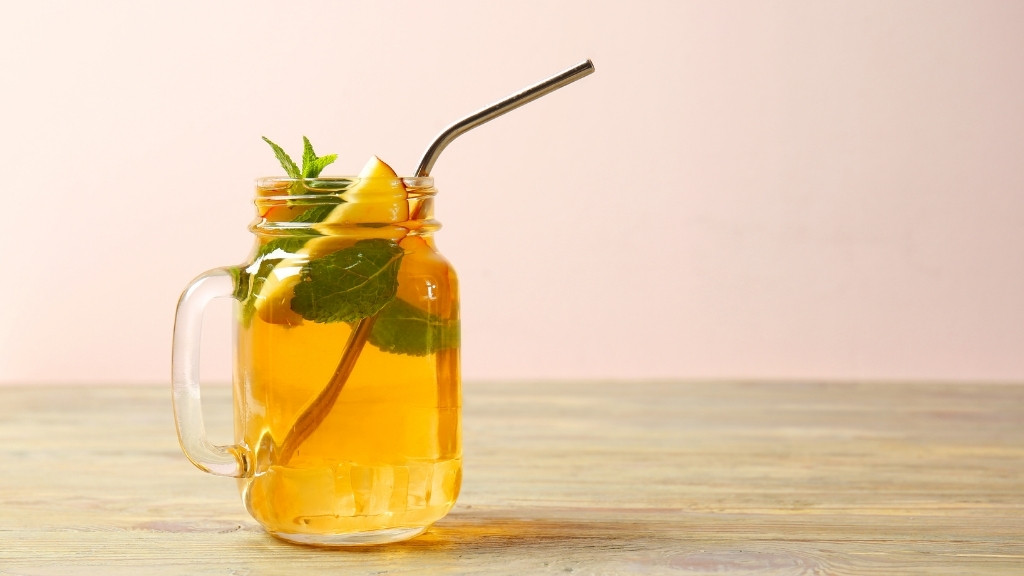 Turkish iced apple tea with lemon and mint in a mason jar.