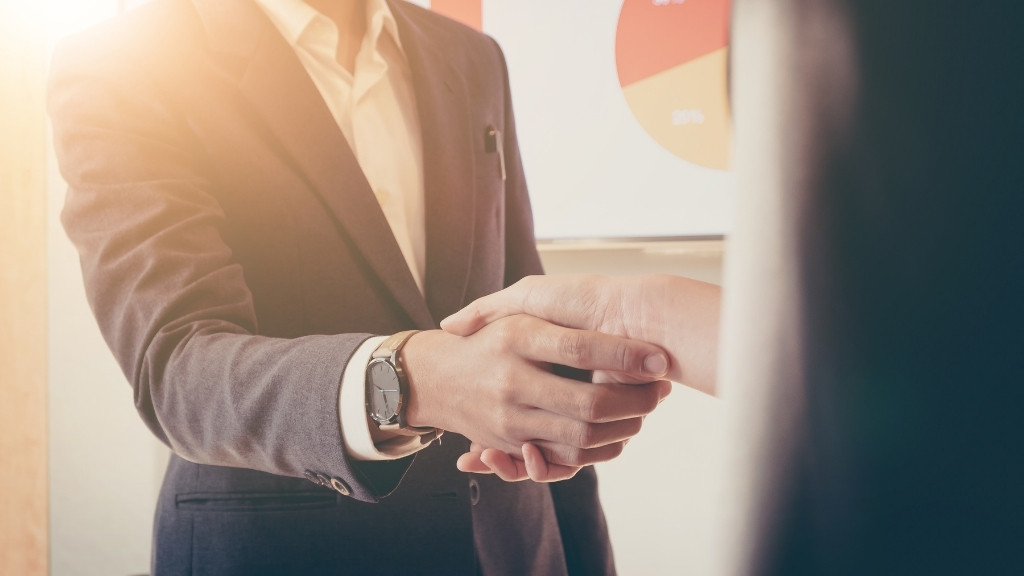 Business Etiquette in Turkey - professional handshake between businessmen symbolizing trust, partnership, and cultural respect in Turkish corporate meetings.