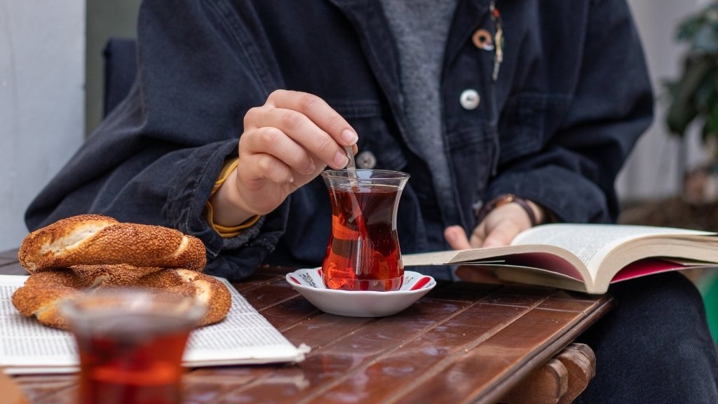 Traditional Turkish tea served with simit bread reflecting Turkish hospitality & tea etiquette in daily life.